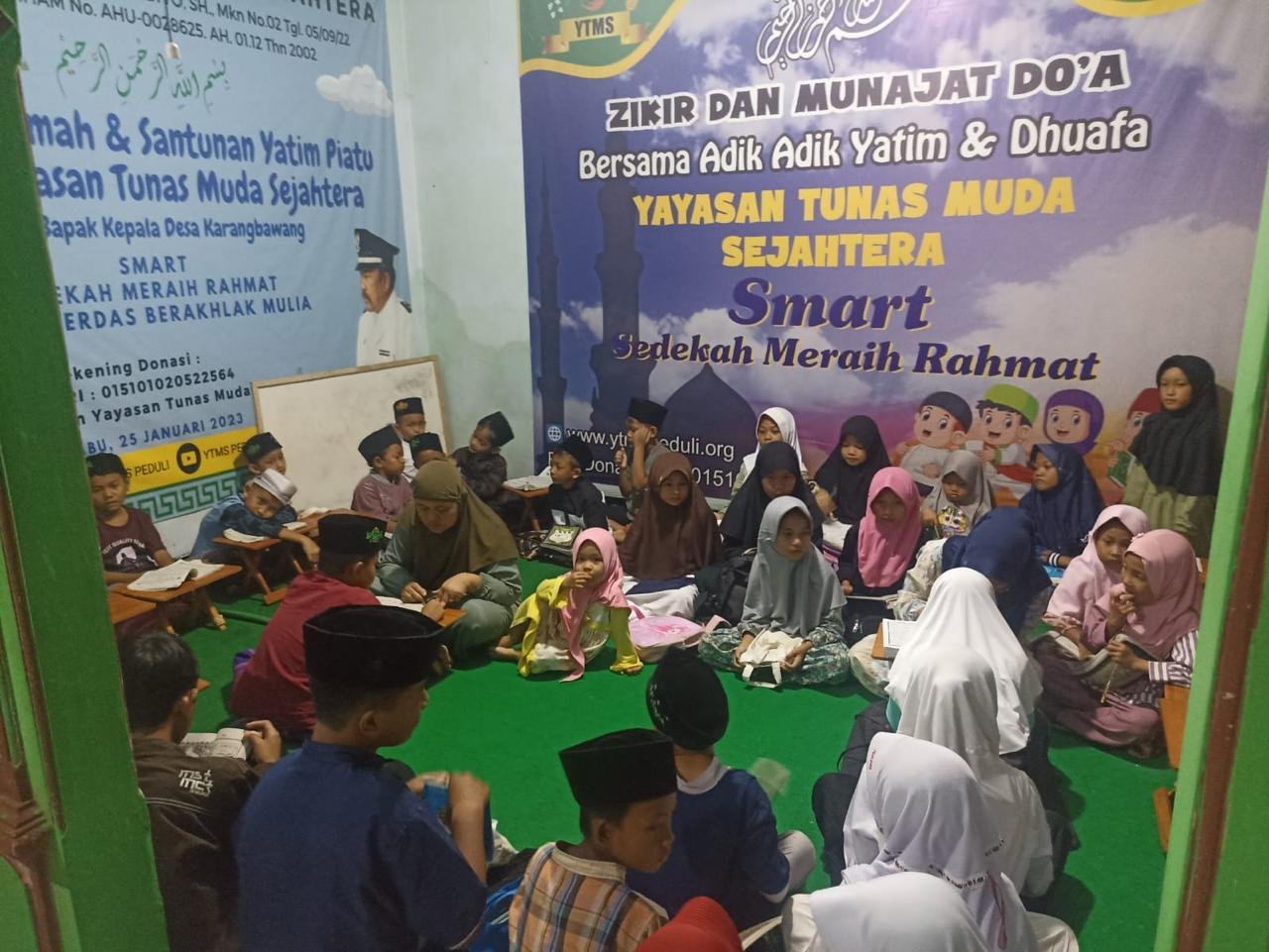 Menunggu waktu berbuka bersama anak-anak binaan YTMS